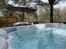 Luxury Riverside Lodge, Blair Atholl，位于皮特洛赫里的带按摩浴缸的酒店