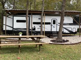 Cozy RV Experience w/POOL+SPA Near Lake Conroe，位于Willis的酒店