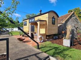 Island Hut - Outdoor bath tub, firepit and water equipment，位于Saltford的公寓