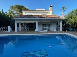 Villa Mis 5 Amores con piscina，位于贝尼多姆的度假屋