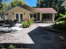Private Villa with outside garden walk to the bay and Ringling Museum minutes from downtown