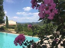 Gîte en Cévennes du sud, bergerie restaurée au rez de jardin d'une bastide avec piscine à débordement, vue exceptionnelle, authenticité, confort, repos assuré au cœur de la nature，位于Saint-Laurent-le-Minier的酒店