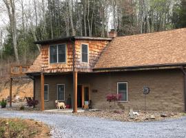 The Lodge at Camp Creek Cabins，位于Spanishburg的度假短租房