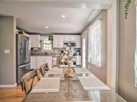 5 Mi to Beach Cape Cod Getaway with Grill，位于桑威奇的酒店