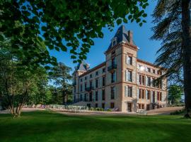 Château de Fiac - Luxurious Hôtel & Spa，位于Fiac的带停车场的酒店