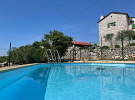 Villa Ana with jacuzzi & swimming pool，位于茨雷斯的带按摩浴缸的酒店