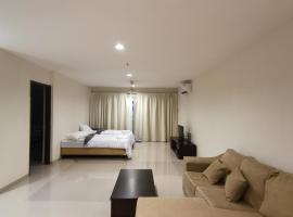 Spacious & Homey Apartment at Marina Island by JoMy Homestay，位于卢穆特的酒店