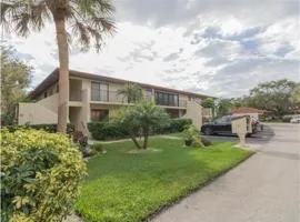 2 Bedroom With Community Pool Close To The Beaches condo