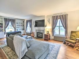 Elegant Pittsfield Home Near Downtown and Skiing!，位于皮茨菲尔德的酒店