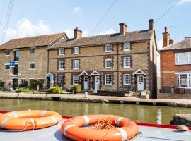 4 Canalside Cottages，位于托斯特的酒店