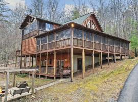 Lux 5BR Cabin near Bear Claw Vineyard, Hot Tub, Game Room, Pet Friendly，位于蓝岭的乡村别墅