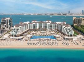 Taj Exotica Resort & Spa, The Palm, Dubai，位于迪拜的带停车场的酒店