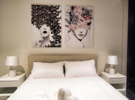 Queen Bed Luxury Parisian Paradise with Amazing City Views, Spa, Gym, Steam & Sauna Rooms，位于阿德莱德的带按摩浴缸的酒店