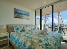 King Bed Luxury CBD Coastal Room with Amazing City Views, Spa, Gym, BBQ, Steam & Sauna Rooms，位于阿德莱德的Spa酒店