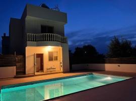 Cheerful 2-bedroom Villa with private pool，位于Anarita的别墅