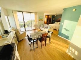 Penthouse 6 Panoramic Ocean Views Top Floor，位于迈尔斯堡海滩的海滩短租房