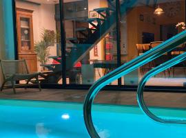 Loft Spa Reims-fr 250m2 privatifs, piscine intérieure chauffée, spa et parking，位于兰斯Boulingrin Covered Market附近的酒店