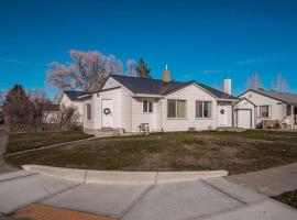 Professionally Designed Central Idaho Falls home - 4 bed 2 bath，位于爱达荷福尔斯的酒店