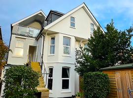 Private Two Bedroom Residence in Southbourne - Private Parking - Off the High Street - Minutes Away from the Beach，位于伯恩茅斯皇家伯恩茅斯综合医院附近的酒店