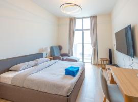 Cozy Studio In front of Metro Stn - Access to Gym & Pool - BRC，位于迪拜阿联酋交易所站附近的酒店