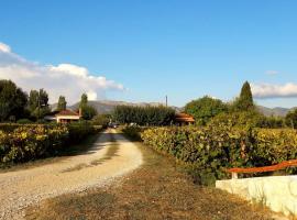 Authentic Country House in Zakynthos，位于Ambelókipoi的带停车场的酒店