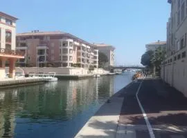 Sur le quai de port fréjus