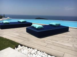 Luxury villa Blue&Blanc piscina a sfioro isola，位于迪亚曼特的酒店