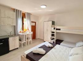 Sunny guest house，位于伏罗拉的海滩短租房