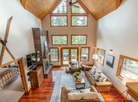 Luxury House with Plenty of Room and Amazing Location - Lookout Lodge