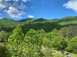 Condo with Stunning Mountain and 6th Green views near Harrahs Cherokee Bryson City，位于惠提尔的酒店