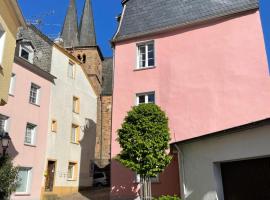 Uriges Ferienhaus in der Altstadt von Saarburg mit Sauna, Kinderspielecke, 1000Mbit Wlan, 1 Minute vom Wasserfall entfernt，位于萨尔堡的酒店