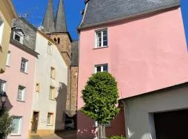 Uriges Ferienhaus in der Altstadt von Saarburg mit Sauna, Kinderspielecke, 1000Mbit Wlan, 1 Minute vom Wasserfall entfernt