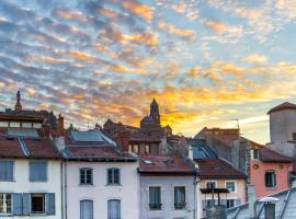 Gîte du rempart avec Balnéo, Garage, 2 SDB 2WC vue sur les monuments，位于勒布伊Le Puy Cathedral附近的酒店