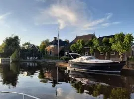 PUUR Eastermar - monumentaal, authentiek en luxe koetshuis aan open vaarwater met jacuzzi en sauna