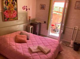 chambre double avec salle de bain privée，位于莫纳奇亚道勒内的酒店