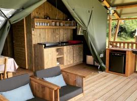 Safari tent lodges with a beautiful view at Lot Sous Toile，位于Montamel的家庭/亲子酒店