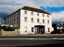 阿斯布鲁克阿姆斯联排别墅餐厅旅馆，位于达罗Abbeyleix Golf Club附近的酒店