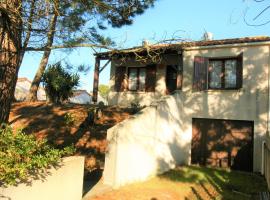 Maison boisée proche de la plage des Coraux, 2 chambres, terrasse, parking et jardin - FR-1-22-283，位于滨海拉特朗什的酒店