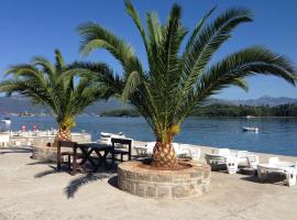 Monténégro, villa dans la baie de Kotor, avec plusieurs appartements tout confort en front de mer!，位于拉多维奇的公寓