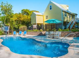 The Emerald Owl House - Peaceful Emerald Isle Beach House w/ Luxurious Heated Pool!，位于翡翠岛的酒店