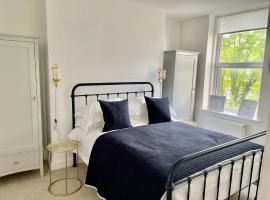 Seaview flat with balcony, spacious 2 bedroom，位于沃辛的公寓