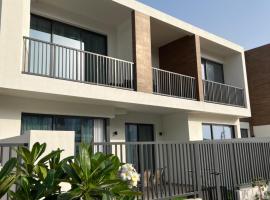 Relaxing villa with access to pool and beach，位于拉斯阿尔卡麦的酒店