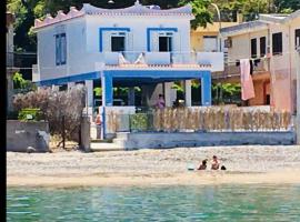 Villa GLORIA intero alloggio sulla spiaggia 8 posti letto 15 minuti da Palermo e 35 da Cefalu，位于卡斯泰尔达恰的别墅