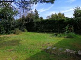 Emplacement de toile de tente dans jardin，位于Cugand的酒店