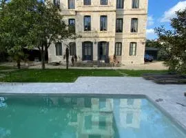 Demeure Saint Louis, Cité 10mn à pieds, PARKING Privé Piscine 27 degrés