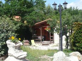 Les chalets du Verger des Ascarines，位于Corneilla-de-Conflent的酒店