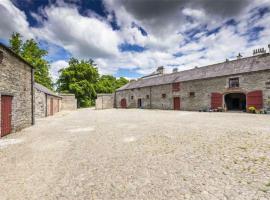 2 Bed Courtyard Apartment at Rockfield House Kells in Meath - Short Term Let，位于凯尔斯Spire of Lloyd附近的酒店