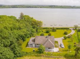 2 BED WATERFRONT PROPERTY - CLOSE TO COURTMACSHERRY，位于科克的乡村别墅