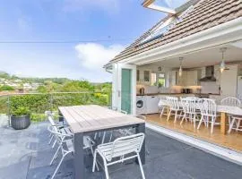 Rooftops Braunton, Stylish Beach House - Fantastic Views - Hot Tub hire - Sleeps 8