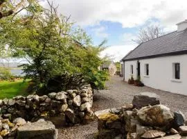 Leap Year Cottage by Lake Beaghcauneen in Clifden